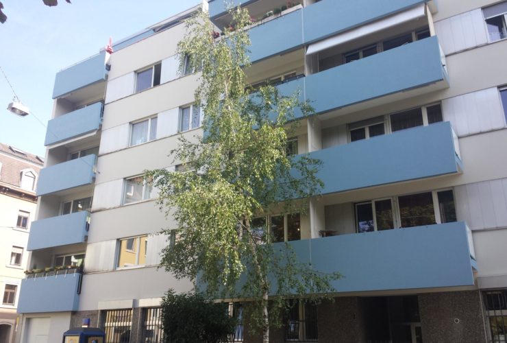 Mofa-Parkplatz in Einstellhalle, im Gundeli