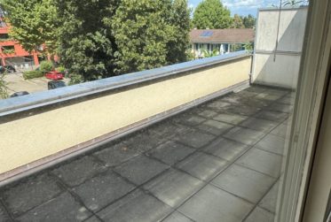 Helle 2.5-Zimmerwohnung in Arlesheim mit Dachterrasse und frisch saniertem Badezimmer