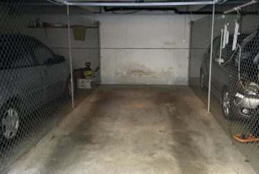 Garagenbox im Gundeli-Quartier mit elektrischem Antriebstor