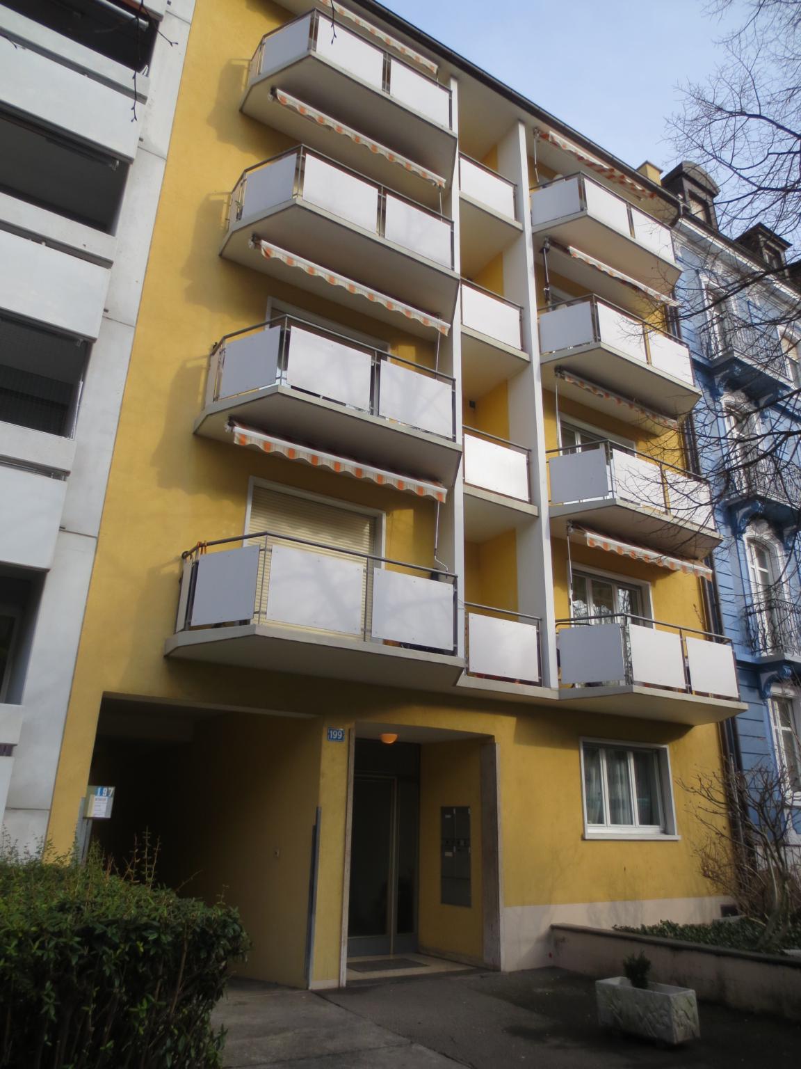 Garagenbox im Gundeli-Quartier mit elektrischem Antriebstor